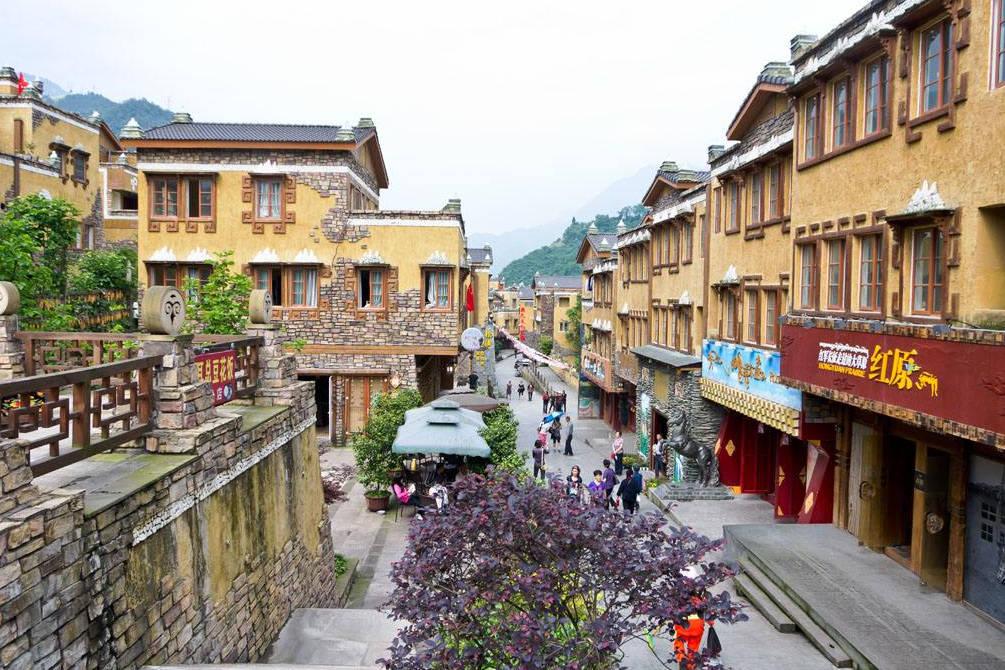 杨颖赵露思白鹿跑男同框，杨颖颜值逆天，白鹿显老气，赵露思怎么样？
